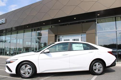 White 2026 Hyundai ELANTRA SE