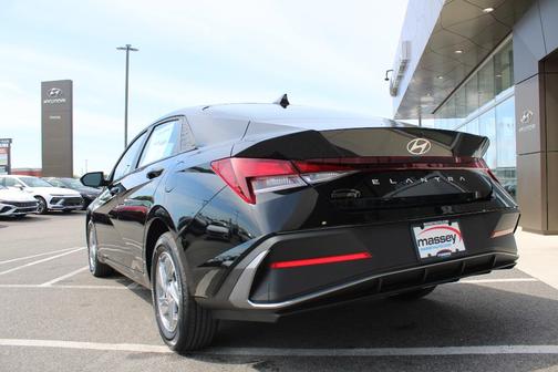 Black 2026 Hyundai ELANTRA SE