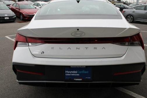 2025 Hyundai ELANTRA SE