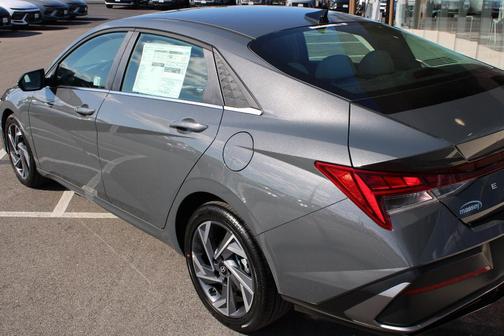 2025 Hyundai ELANTRA Limited