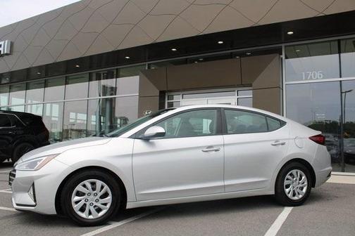 2019 Hyundai ELANTRA SE