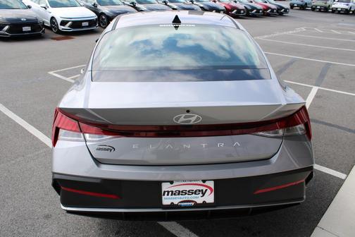 2025 Hyundai ELANTRA SE