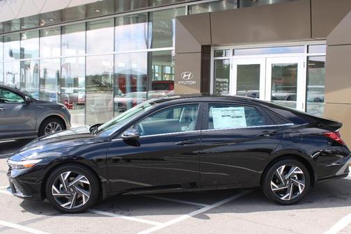 2025 Hyundai ELANTRA Limited