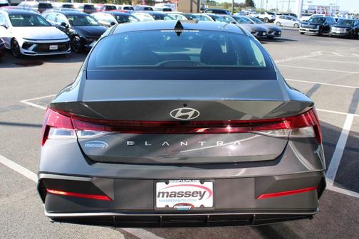 2025 Hyundai ELANTRA SE