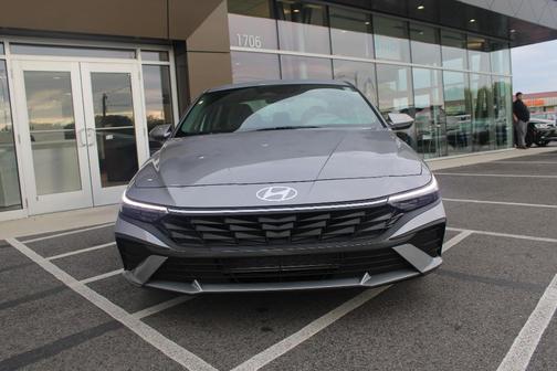 2025 Hyundai ELANTRA SE