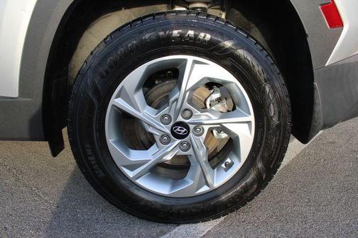 Shimmering Silver 2023 Hyundai TUCSON SE