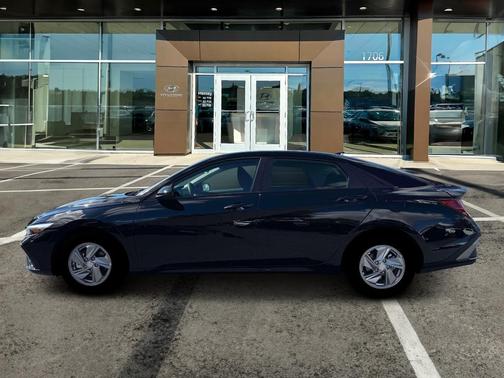 Black 2026 Hyundai ELANTRA SE