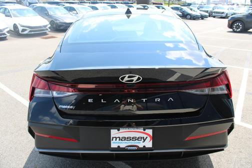 Black 2026 Hyundai ELANTRA SE