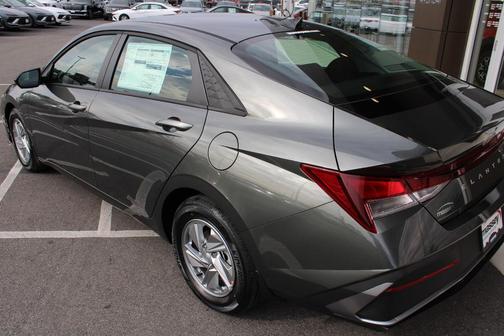 2025 Hyundai ELANTRA SE
