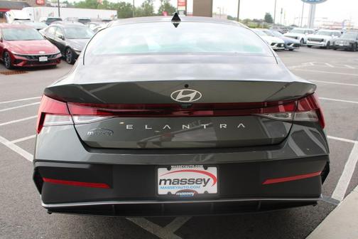 2025 Hyundai ELANTRA SE