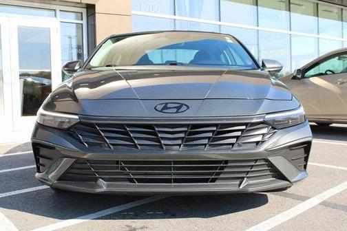 2024 Hyundai ELANTRA SE