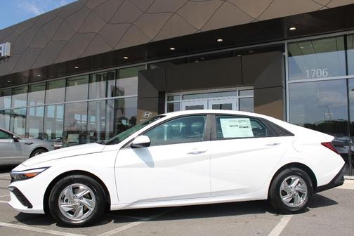 White 2026 Hyundai ELANTRA SE