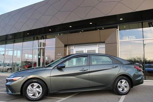 2025 Hyundai ELANTRA SE