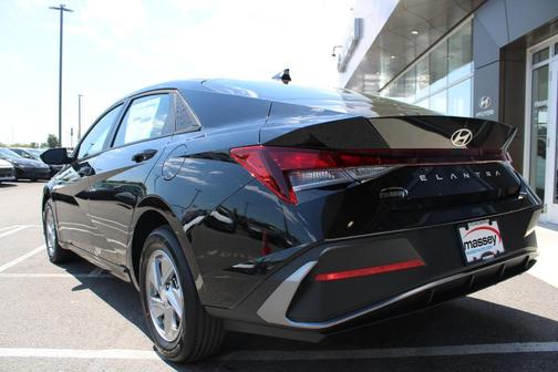 Black 2026 Hyundai ELANTRA SE