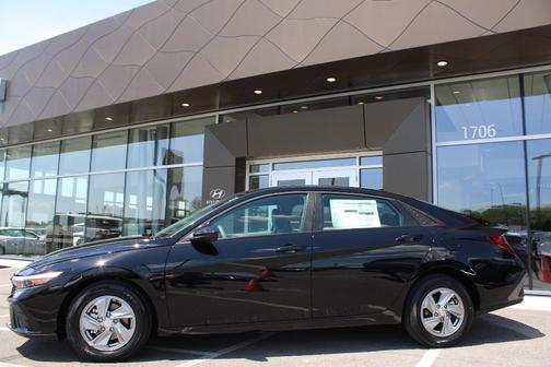 Black 2026 Hyundai ELANTRA SE