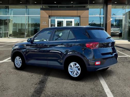 Onyx Black 2026 Hyundai VENUE SE