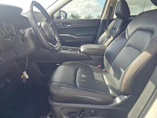 Pearl White Tricoat 2022 Nissan Pathfinder SL 2WD