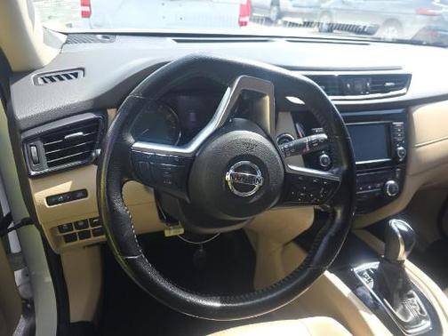 Pearl White Tricoat 2020 Nissan Rogue SV