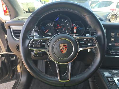 Volcano Grey Metallic 2018 Porsche Macan Macan