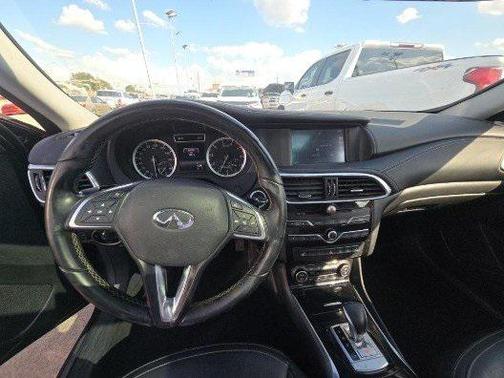 2017 INFINITI QX30 Premium