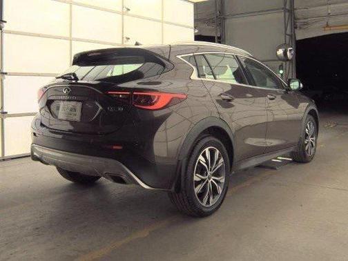 2017 INFINITI QX30 Premium