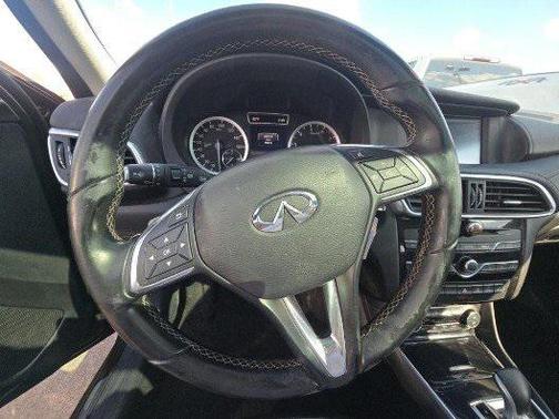 2017 INFINITI QX30 Premium