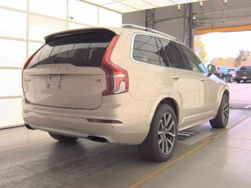 2017 Volvo XC90 T6 Momentum