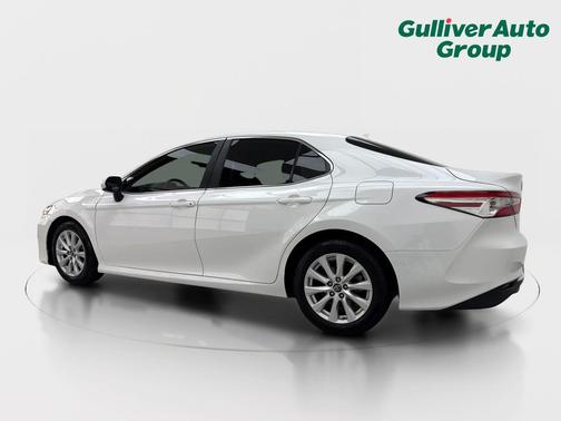 Wind Chill Pearl/Midnight Black Metallic 2019 Toyota Camry LE