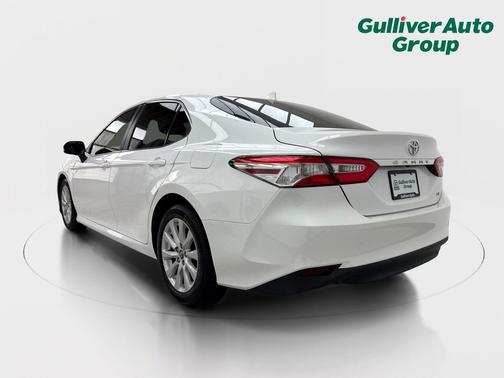 Wind Chill Pearl/Midnight Black Metallic 2019 Toyota Camry LE