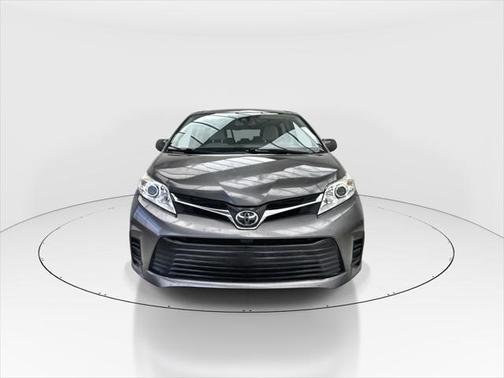 2018 Toyota Sienna LE
