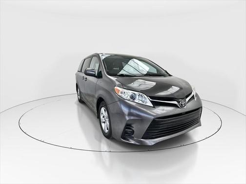 2018 Toyota Sienna LE