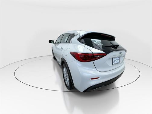 2017 INFINITI QX30 Luxury