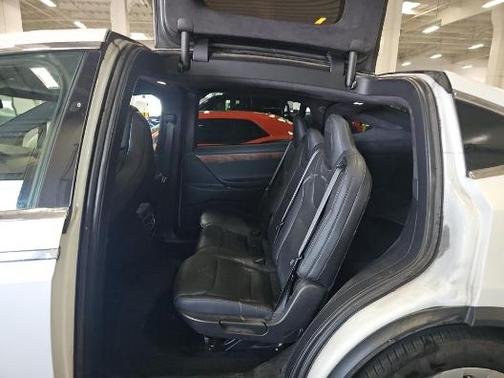 Pearl White Multi-Coat 2018 Tesla Model X 75D