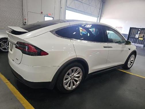 Pearl White Multi-Coat 2018 Tesla Model X 75D