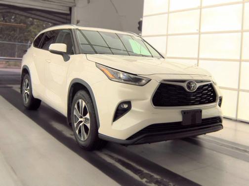 Blizzard Pearl 2021 Toyota Highlander XLE