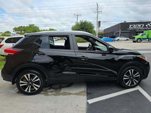 Super Black 2020 Nissan Kicks SV