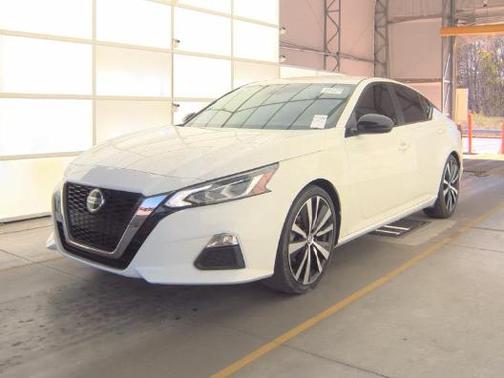 Glacier White 2022 Nissan Altima SR FWD