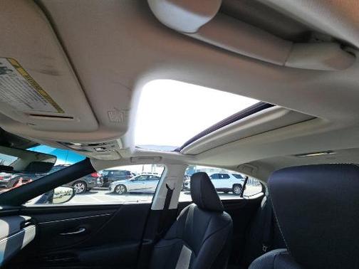 Iridium 2022 Lexus ES 300h Base