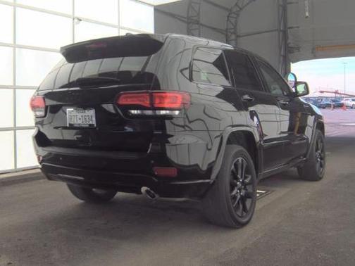 Diamond Black Crystal Pearlcoat 2022 Jeep Grand Cherokee Laredo