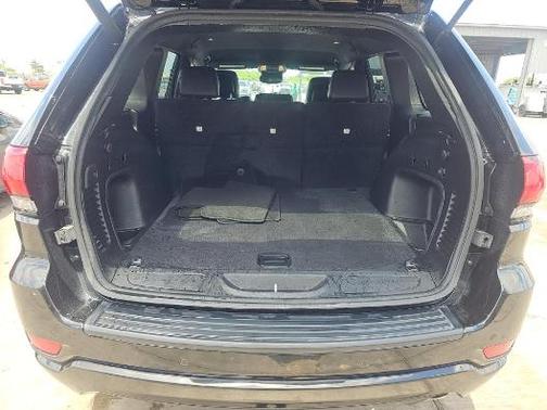 Diamond Black Crystal Pearlcoat 2022 Jeep Grand Cherokee Laredo