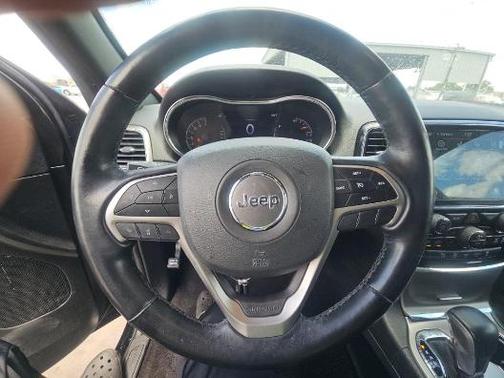 Diamond Black Crystal Pearlcoat 2022 Jeep Grand Cherokee Laredo