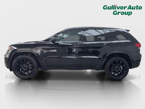 Diamond Black Crystal Pearlcoat 2022 Jeep Grand Cherokee Laredo