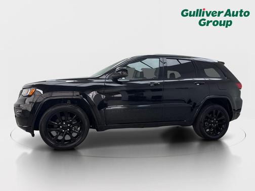 Diamond Black Crystal Pearlcoat 2022 Jeep Grand Cherokee Laredo