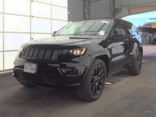 Diamond Black Crystal Pearlcoat 2022 Jeep Grand Cherokee Laredo