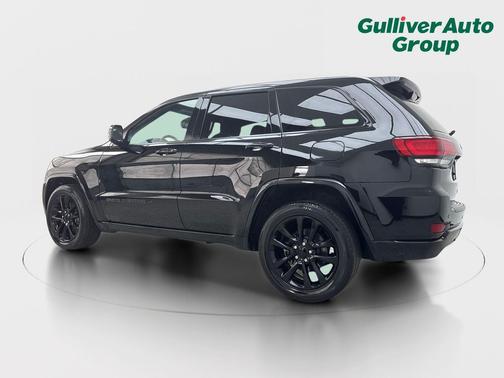 Diamond Black Crystal Pearlcoat 2022 Jeep Grand Cherokee Laredo