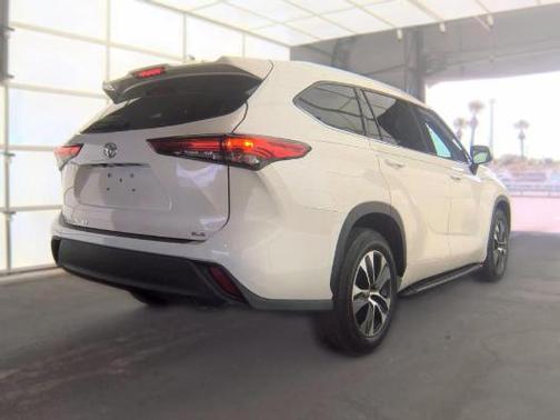 Blizzard Pearl 2021 Toyota Highlander XLE