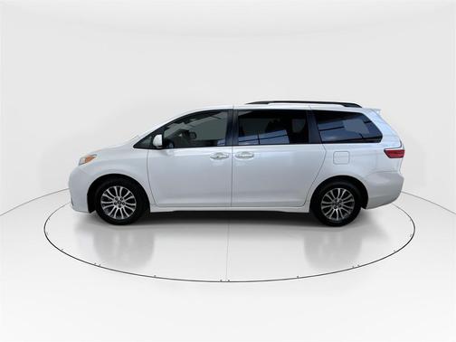 2018 Toyota Sienna XLE