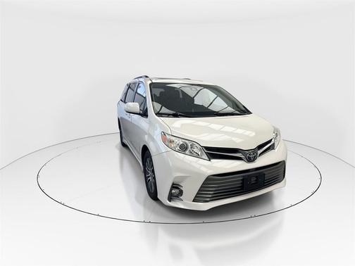 2018 Toyota Sienna XLE