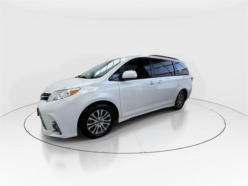 2018 Toyota Sienna XLE