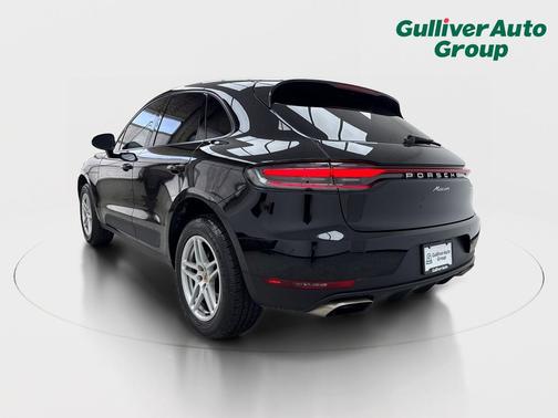 Jet Black Metallic 2021 Porsche Macan Macan